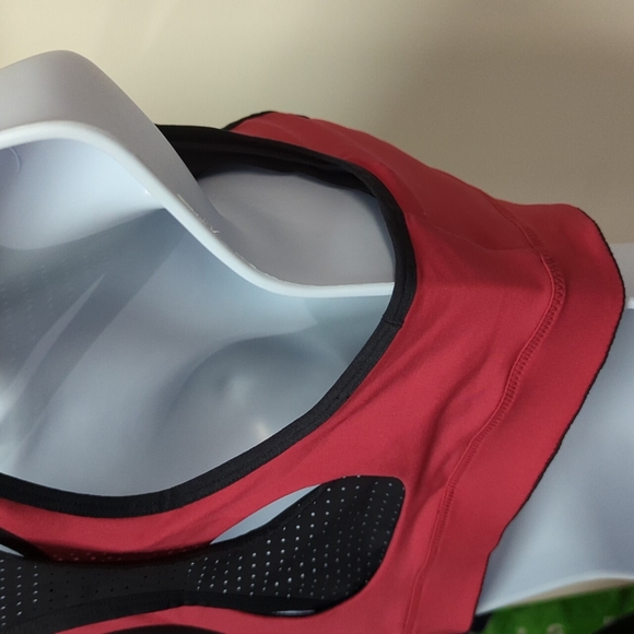 BNWT Yvette sports Bra cranberry black international size 75B (Small-Medium) - Picture 6 of 9